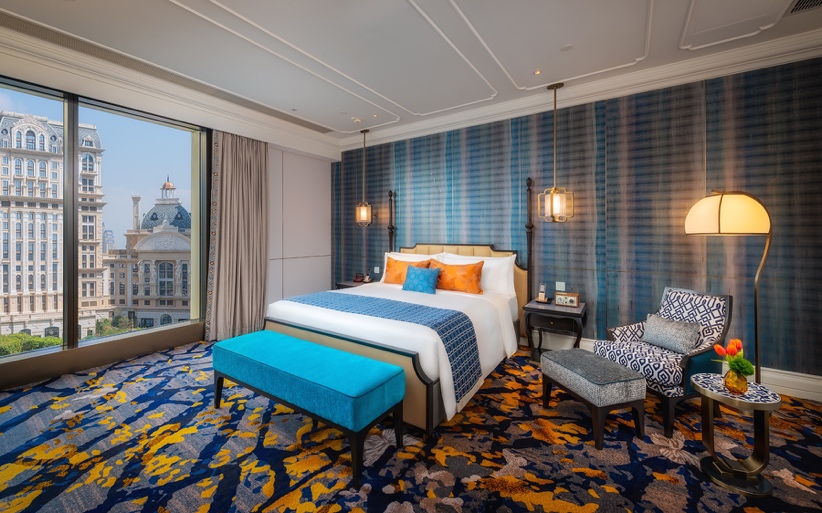 “澳门上葡京”的1,350间客房及套房以摩登别致的现代中国风设计微妙糅合中西艺术风韵,向澳门深厚的历史文化致敬。